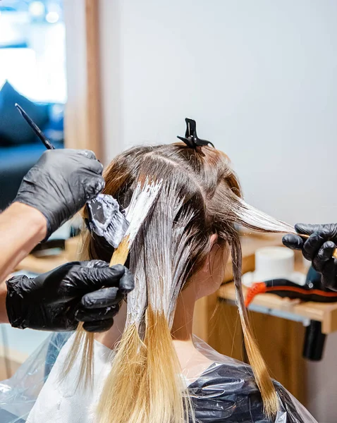 Coloração Cabelo Profissional Para Mulheres Salão Beleza Estilo Brilhante Moderno — Fotografia de Stock