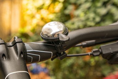 Bisiklet çanı Sonbaharda güneşli bir dağ bisikleti üzerinde