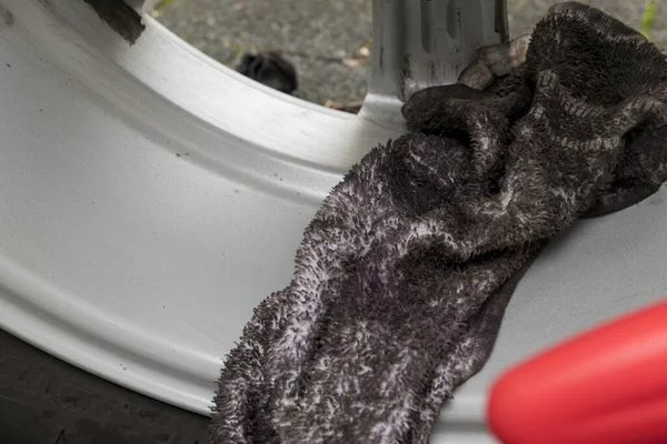 Dirty cloth to clean the aluminum rims — Stock Photo, Image