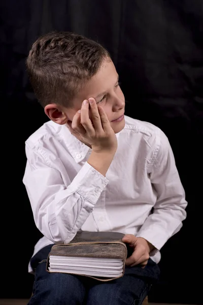El chico se sienta a pensar en un libro — Foto de Stock