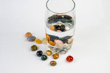 Alternatif içecekler için su ve şifalı taşlar.