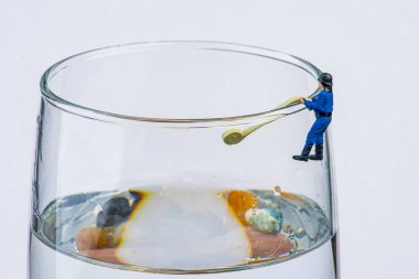 Minyatür itfaiyeci bardak içiyor.