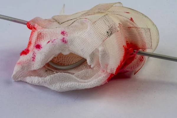 Кровавая повязка с иглой на белом фоне — стоковое фото