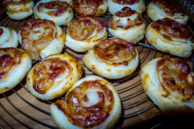 Pizza salyangozları çocukların doğum günü partileri için atıştırmalık.