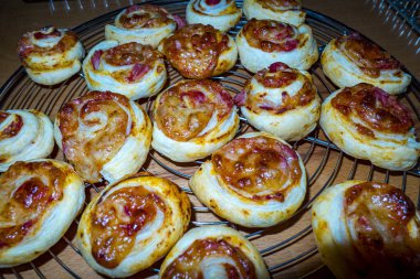 Pizza salyangozları çocukların doğum günü partileri için atıştırmalık.