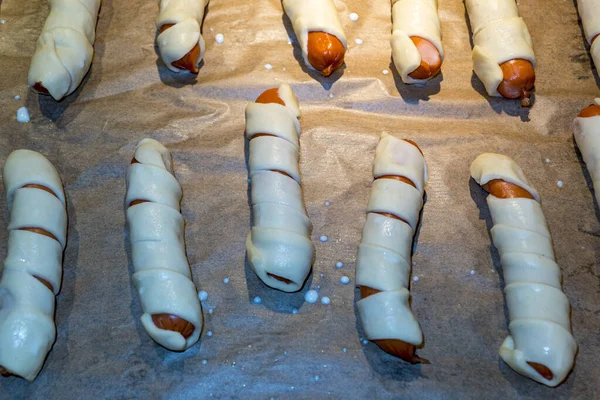 Pequenas linguiças em um casaco de massa como um lanche — Fotografia de Stock