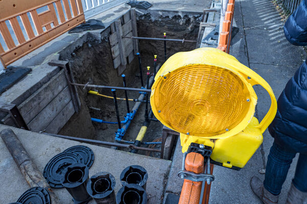 Строительная площадка с оранжевым освещением
