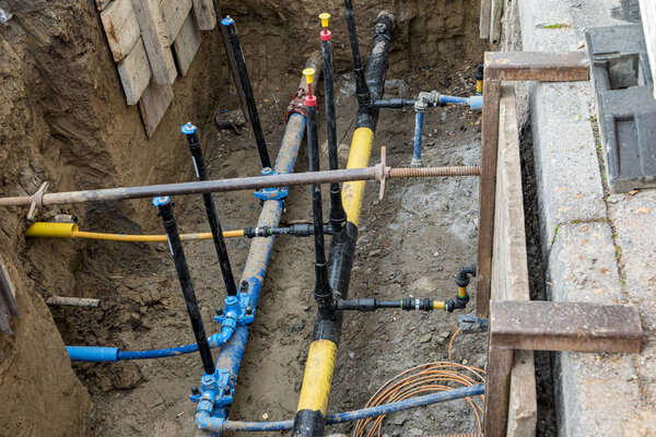 Строительная площадка с оранжевым освещением
