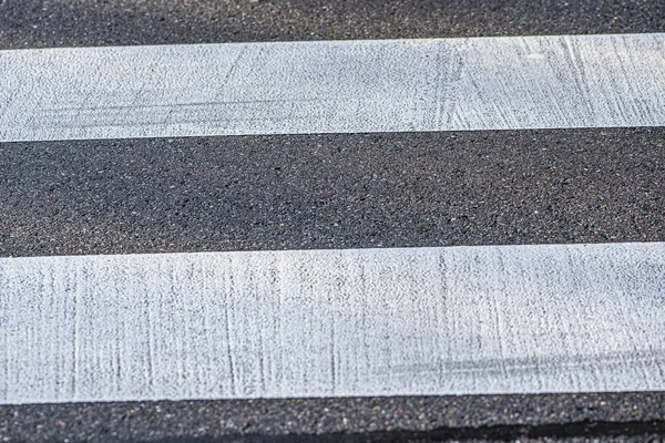 Zebra křížení na černém asfaltu v detailu — Stock fotografie