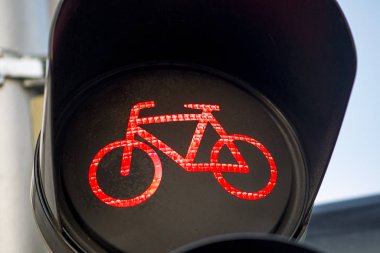 Durmak için kırmızı bisiklet sembollü trafik ışığı