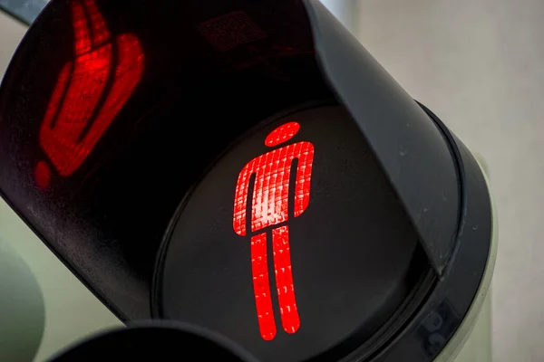Світлофор з червоним символом для зупинки — стокове фото