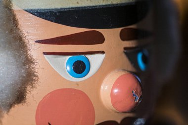 Mavi gözlü bir fındıkkıranın yakınına.