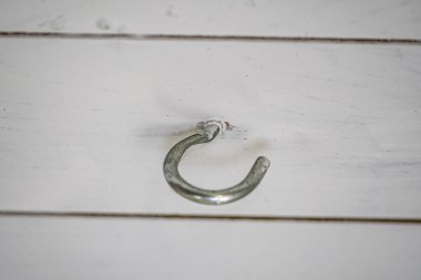 Ahşap tavanda duvara kancalar