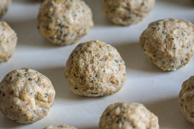 Ekmek köfteleri taze otlarla hazırlandı.