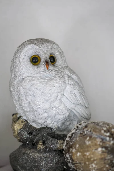 Керамическая снежная сова в качестве украшения — стоковое фото