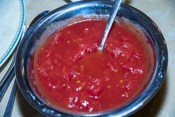Küçük mavi bir kapta kaşık ile domates sosu — Stok fotoğraf