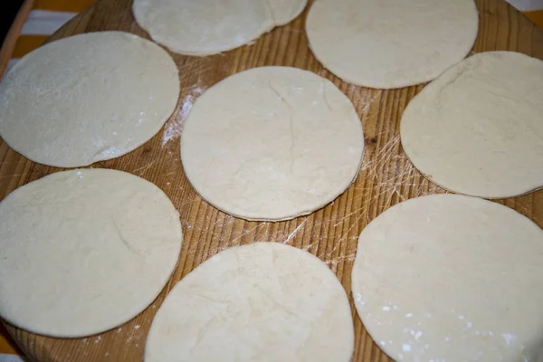Кондитерские изделия для пиццы на деревянной доске — стоковое фото