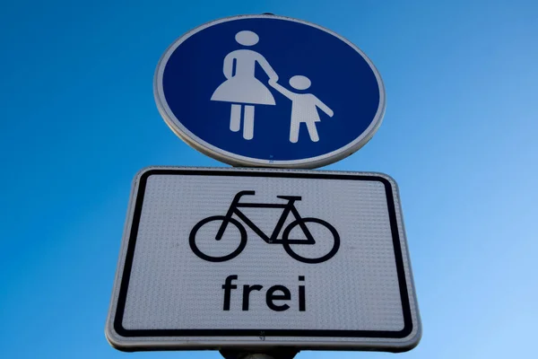 Street sign for pedestrians with bicycle Text "free — Stock fotografie