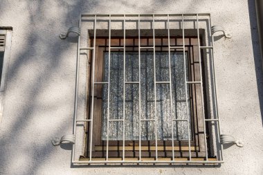 Bir evin parmaklıklı penceresi