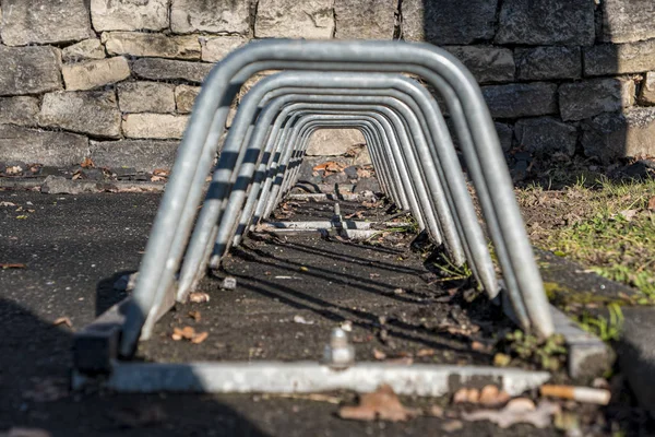 Fahrradständer im Boden verankert — Stockfoto