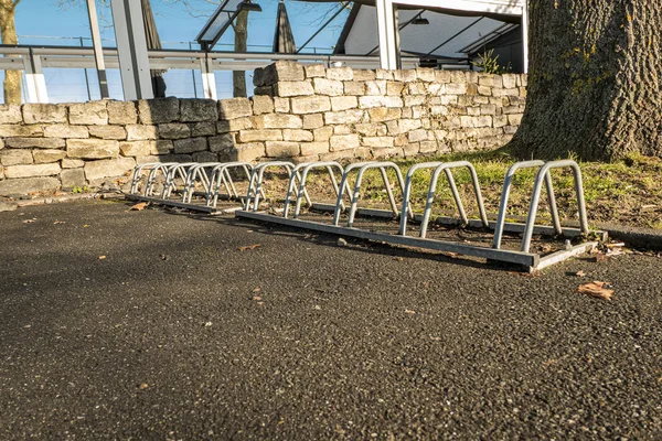 Fahrradständer im Boden verankert — Stockfoto