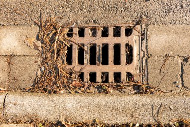 Yol kirlenmişken kanalları boşaltın.