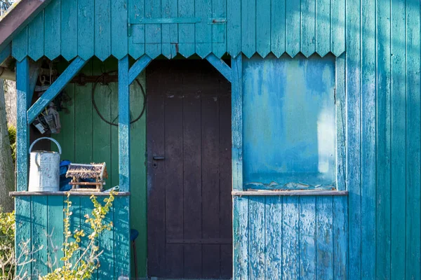 Blaues Holzhaus im Garten mit geschlossener Tür — Stockfoto