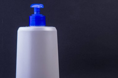 Siyah üzerinde şeker kutusu olan boş krema şişesi.