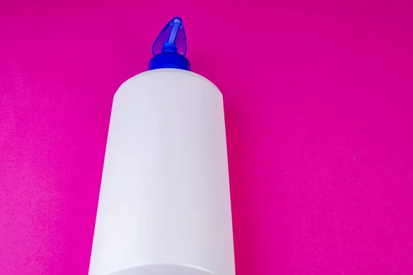 Empty cream bottle with dispenser on pink — 스톡 사진