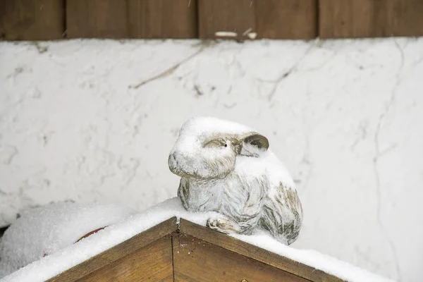 Заяц Керамики Покрытием Снега Кроличьей Норе — стоковое фото