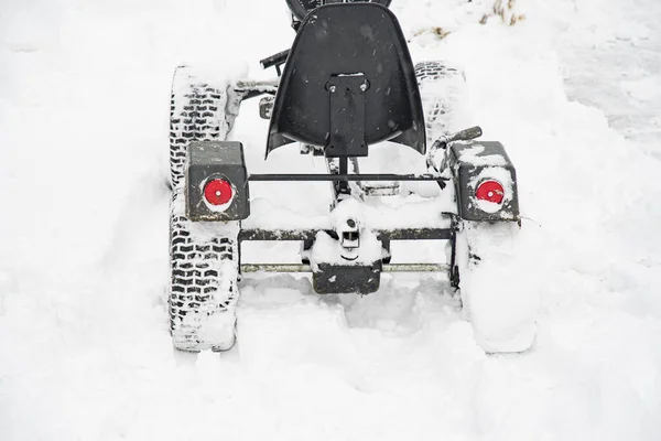 Αυτοκίνητο Για Παιδιά Kettcar Πίσω Φώτα Στο Χιόνι — Φωτογραφία Αρχείου