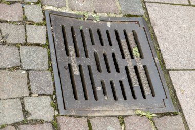 Demir rögar kapağı yolun drenajı için