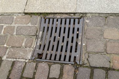 Demir rögar kapağı yolun drenajı için