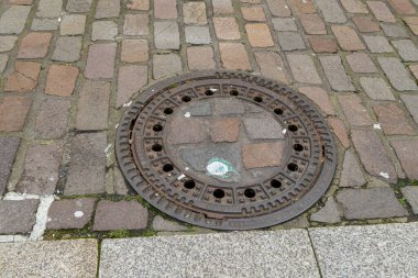 Demir rögar kapağı yolun drenajı için