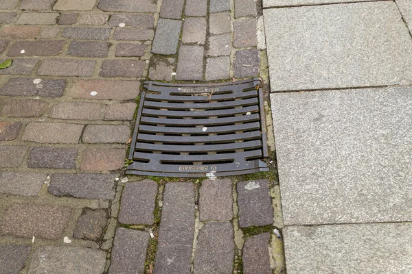Kanaldeckel Aus Eisen Für Die Entwässerung Der Straße — Stockfoto
