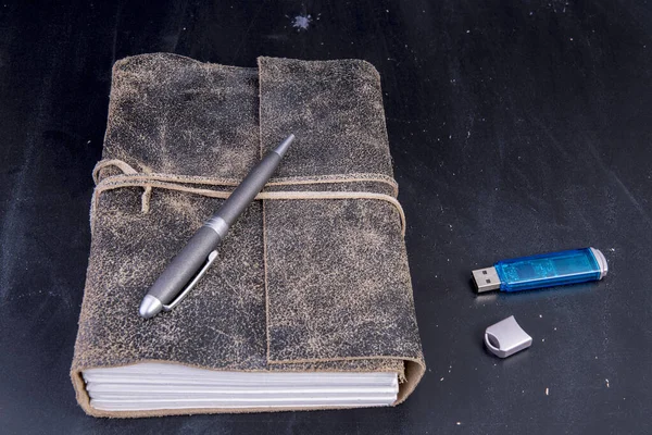 Kalem ve veri çubuklu eski günlük