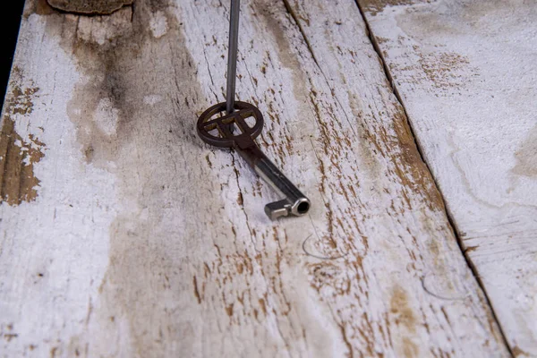 Alter Schlüssel Mit Einem Nagel Auf Einem Brett Befestigt — Stockfoto