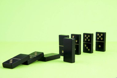 Virüs zinciri Virüs Corona Domino ile gösteriliyor