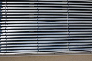 Evde alüminyum paten kepengi kapalı.