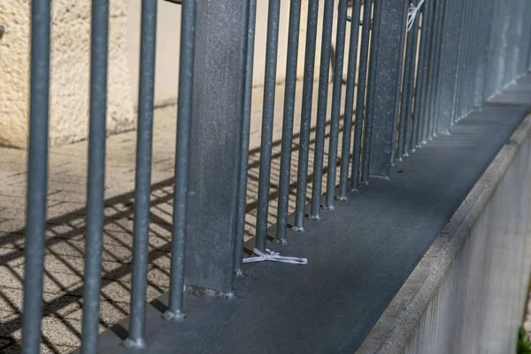 Recinzione Metallo Con Pali Lungo Strada — Foto Stock