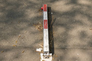 Park direği yolda yatıyor.