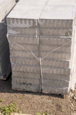 İnşaat alanında folyoya sarılı taşlar.