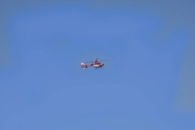 Kızıl Haç 'ın kurtarma helikopteri, Ludwigsburg' da 10.04.2020 'de hareket halinde.