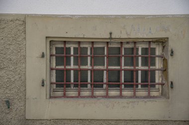 Bir evin parmaklıklı penceresi