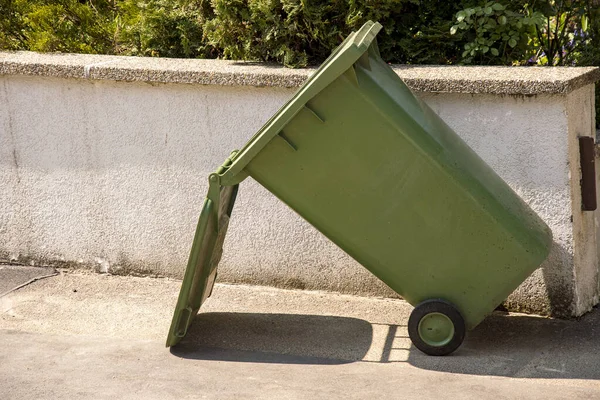 Argilas Lixo Verdes Abertas Para Limpeza Rua — Fotografia de Stock