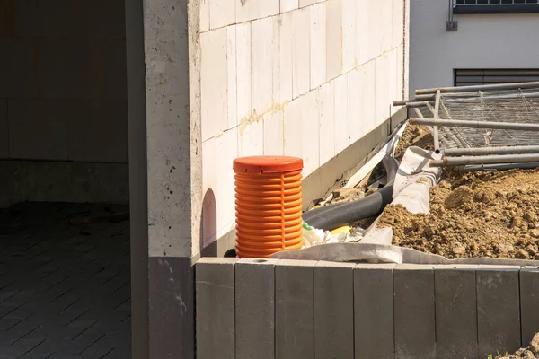 建筑工地角落的排水管橙色 — 图库照片