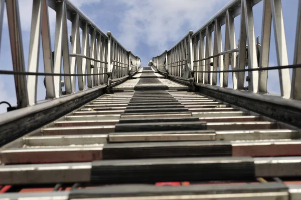 Escalera Fuego Directamente Desde Abajo Cielo —  Fotos de Stock