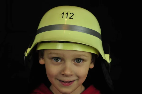 消防署のヘルメットの少年112番 — ストック写真