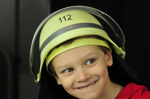 Niño Con Casco Del Departamento Bomberos Con Número 112 —  Fotos de Stock