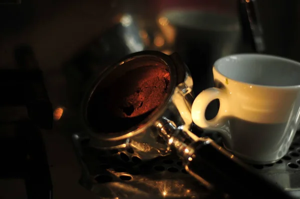 Затемненное Изображение Стильным Светом Экране Кофеварка Чашка Эспрессо — стоковое фото